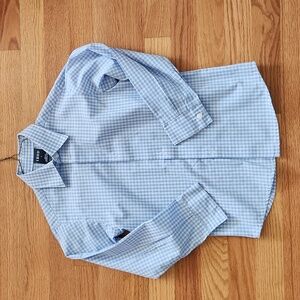 IZOD size 7 button down collared shirt, blue and white patterned